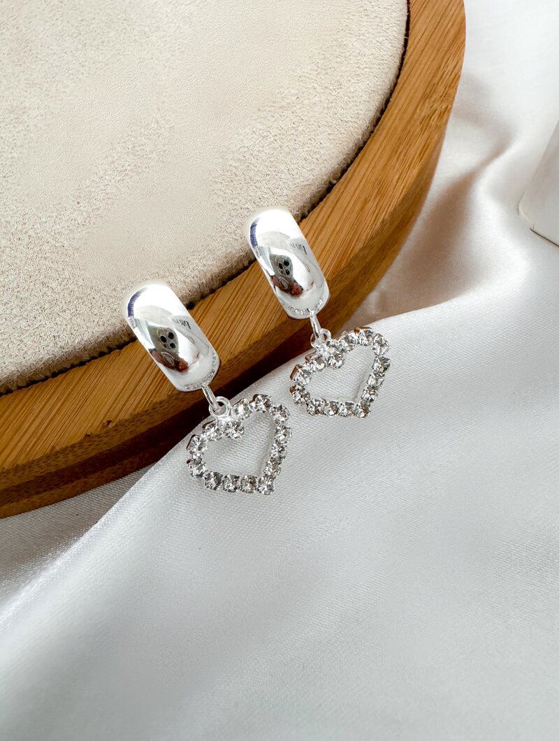 Brinco Folheado a Ouro 18k e Prata 925 Argolinha com Coração Cravejado