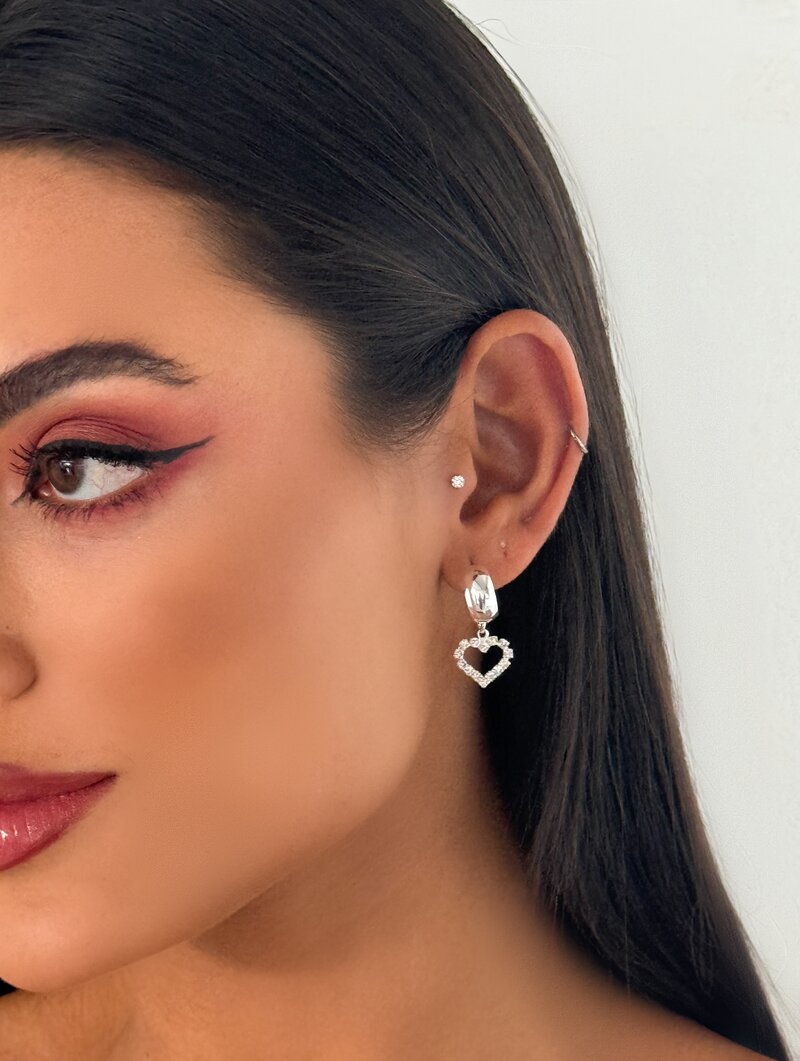 Brinco Folheado a Ouro 18k e Prata 925 Argolinha com Coração Cravejado