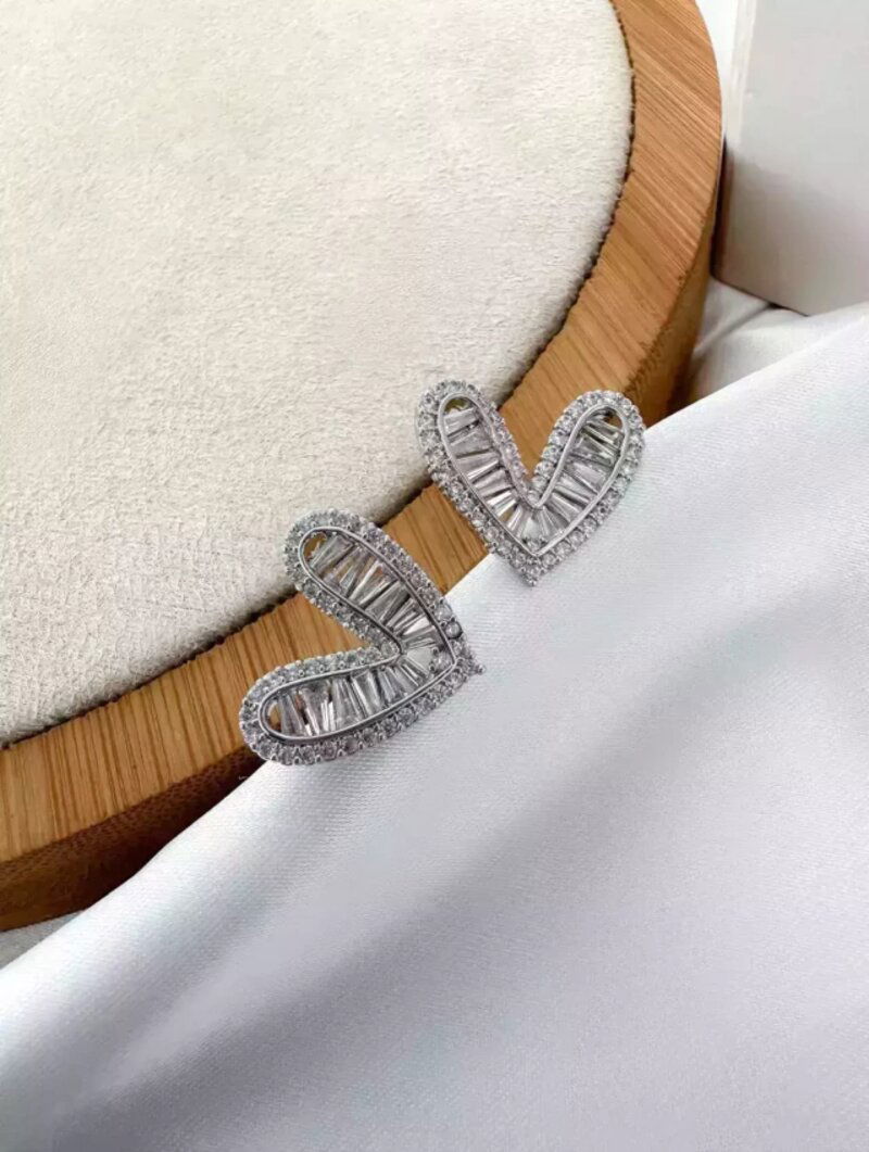 brinco folheado a ouro 18k e prata 925 coração com navetes e borda em micro zircônia.