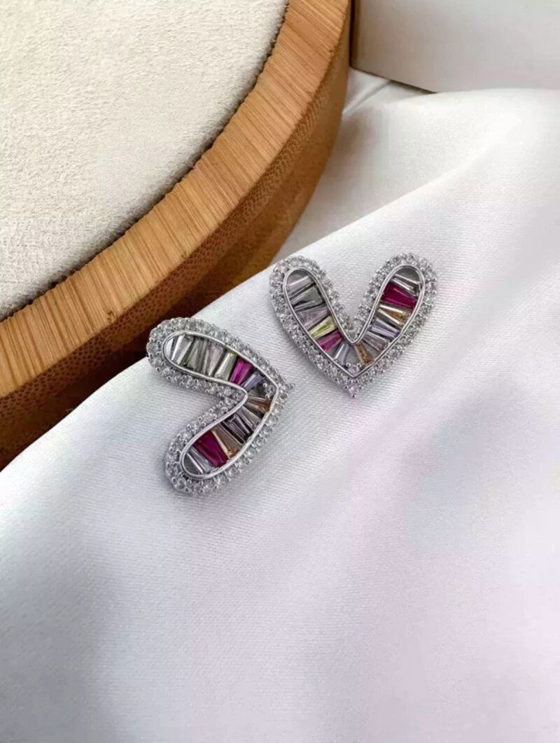 brinco folheado a ouro 18k e prata 925 coração com navetes e borda em micro zircônia.