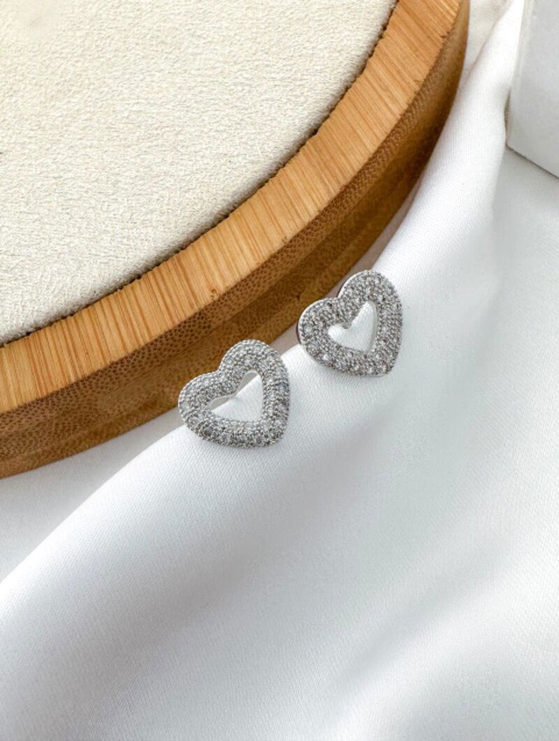 BRINCO FOLHEADO A OURO 18K E PRATA 925 CORAÇÃO CRAVEJADO COM MICRO ZIRCÔNIAS.