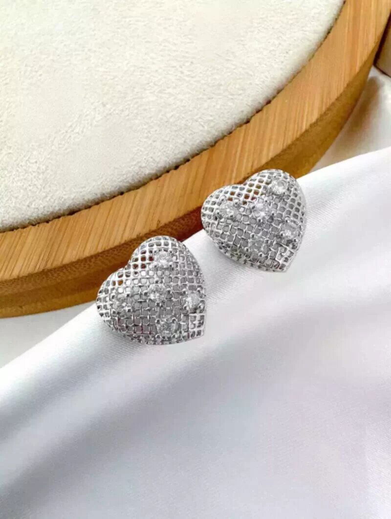 BRINCO FOLHEADO A OURO 18K E PRATA 925 CORAÇÃO TEXTURIZADO COM PONTOS DE LUZ.