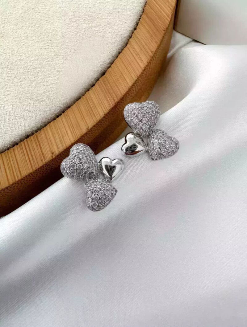 brinco folheado a ouro 18k e prata 925 corações triplo cravejados.
