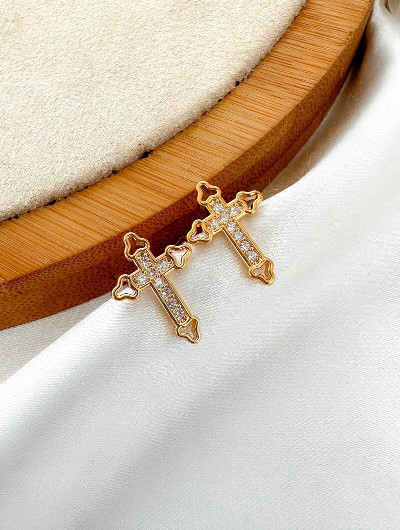 brinco folheado a ouro 18k e prata 925 crucifixo