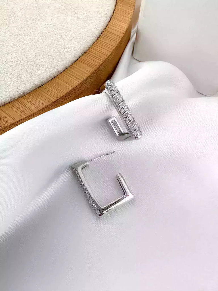 brinco folheado a ouro 18k e prata 925 designer quadrado cravejado em micro zircônias.
