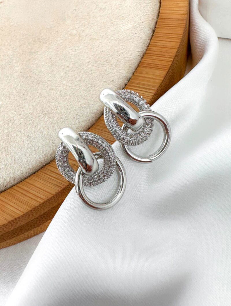 Brinco folheado a ouro 18k e prata 925 elos com micro zircônia.