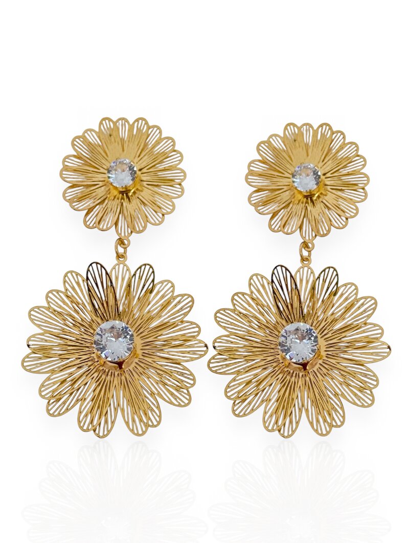 Brinco Folheado a Ouro 18K e Prata 925 Flor Dupla Trabalhada com Ponto de Luz