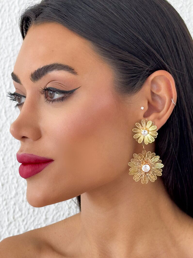 Brinco Folheado a Ouro 18K e Prata 925 Flor Dupla Trabalhada com Ponto de Luz