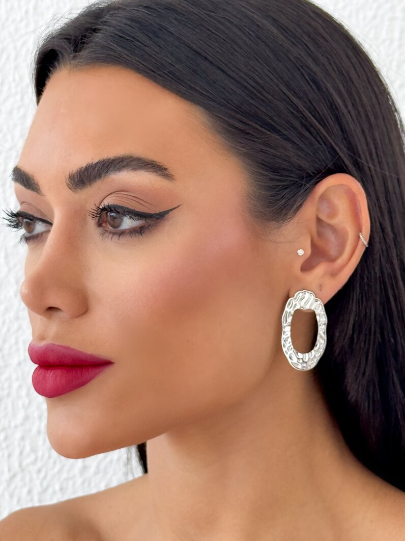 Brinco Folheado a Ouro 18K e Prata 925 Formato Oval Martelado