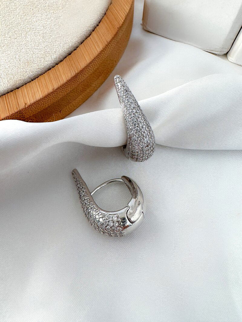 brinco folheado a ouro 18k e prata 925 gota cravejada com fecho