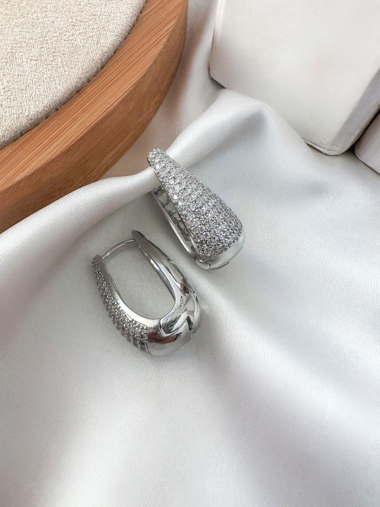 BRINCO FOLHEADO A OURO 18K E PRATA 925 GOTA CRAVEJADA COM MICRO ZIRCÔNIAS