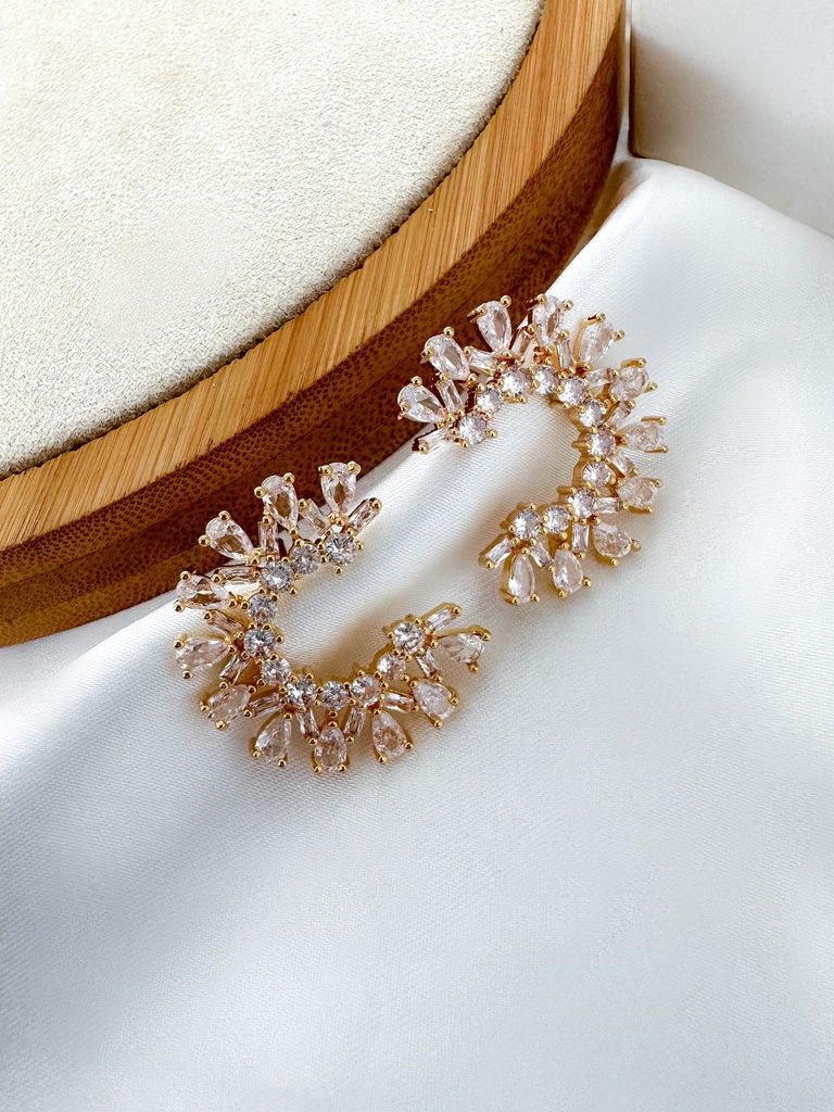 BRINCO FOLHEADO A OURO 18K E PRATA 925 MEIA ARGOLA COM PEDRARIA