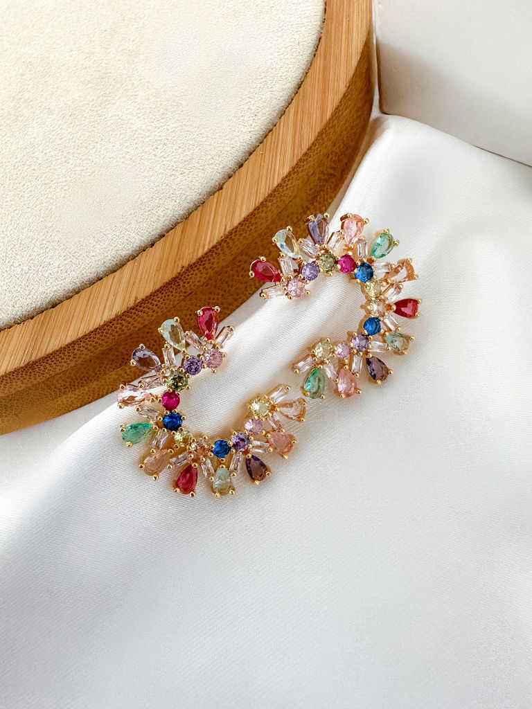 BRINCO FOLHEADO A OURO 18K E PRATA 925 MEIA ARGOLA COM PEDRARIA