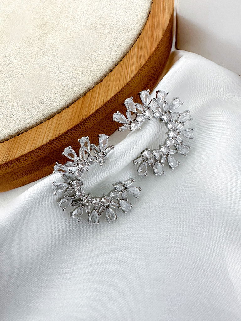 BRINCO FOLHEADO A OURO 18K E PRATA 925 MEIA ARGOLA COM PEDRARIA