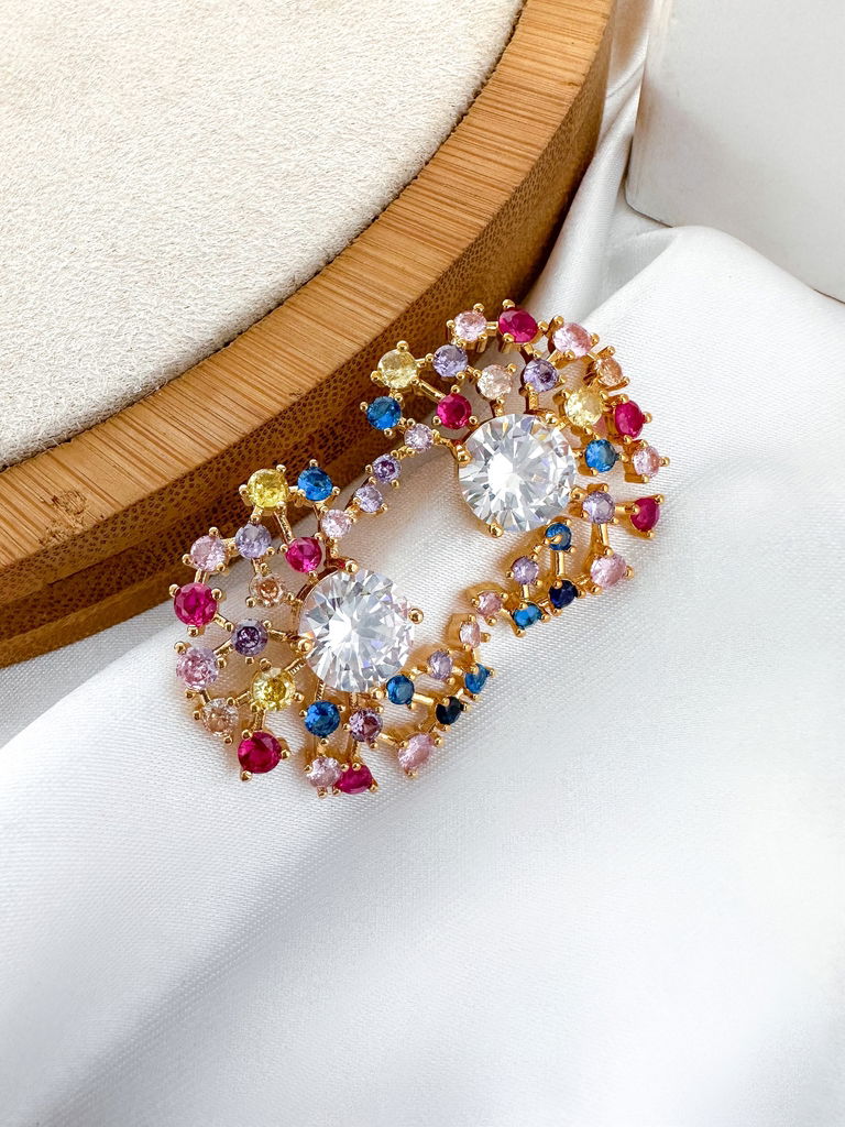 brinco folheado a ouro 18k e prata 925 meia argola cravejada com pedrarias