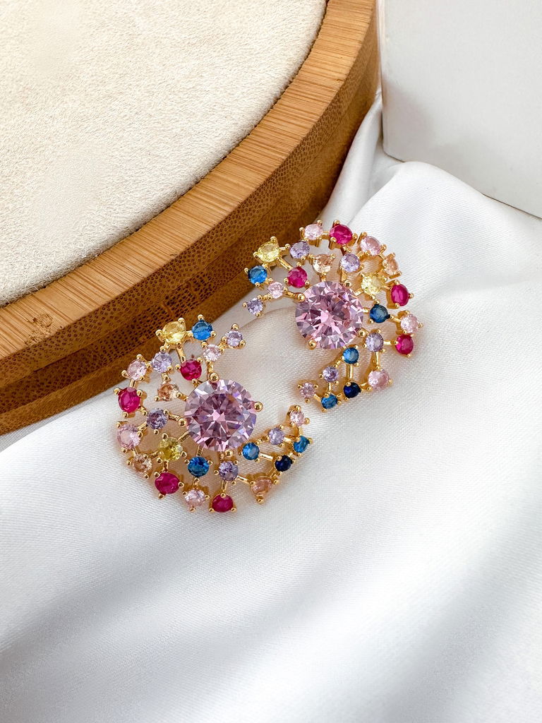 brinco folheado a ouro 18k e prata 925 meia argola cravejada com pedrarias