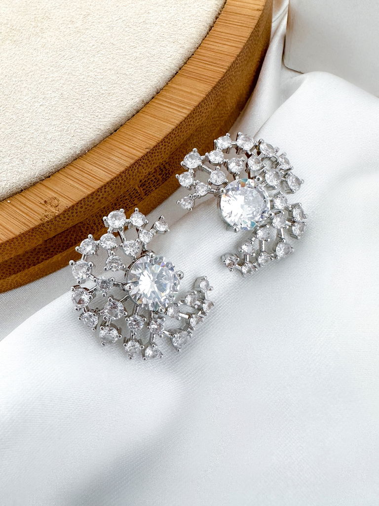 brinco folheado a ouro 18k e prata 925 meia argola cravejada com pedrarias