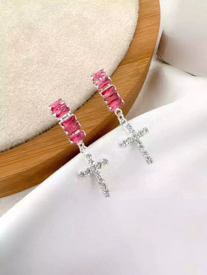 Brinco folheado a ouro 18k e prata 925 navetes de zircônia com crucifixo.