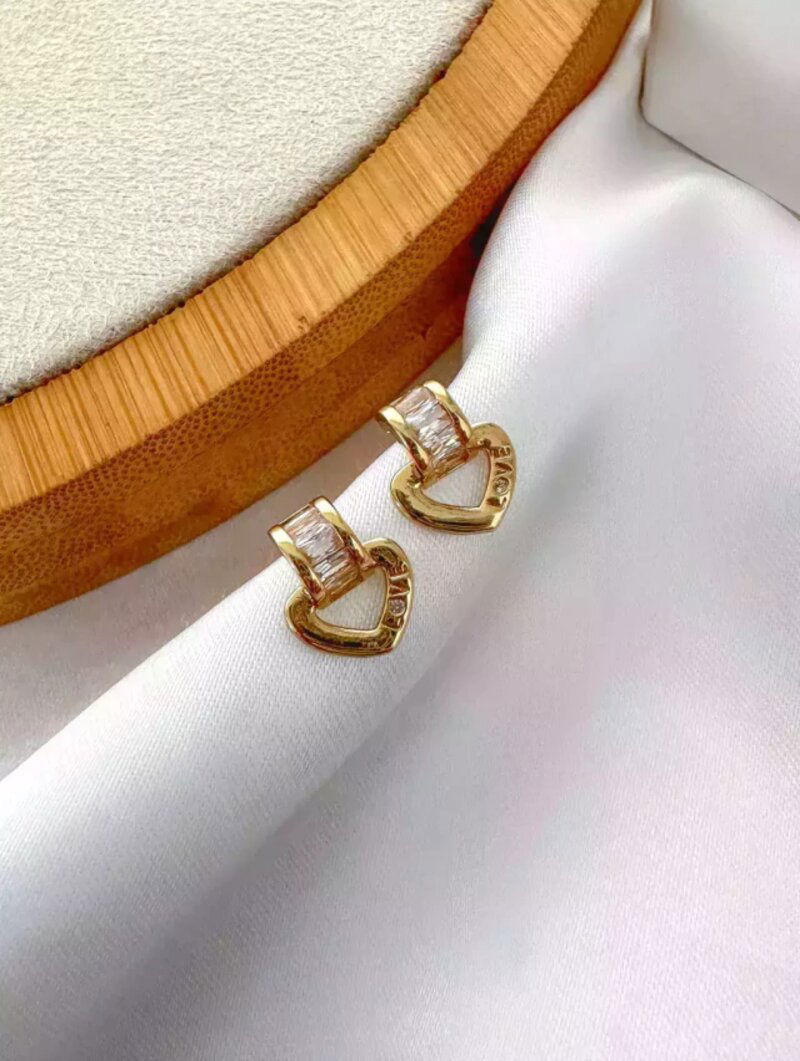 BRINCO FOLHEADO A OURO 18K E PRATA 925 PONTEIRA COM NAVETES E CORAÇÃO LOVE