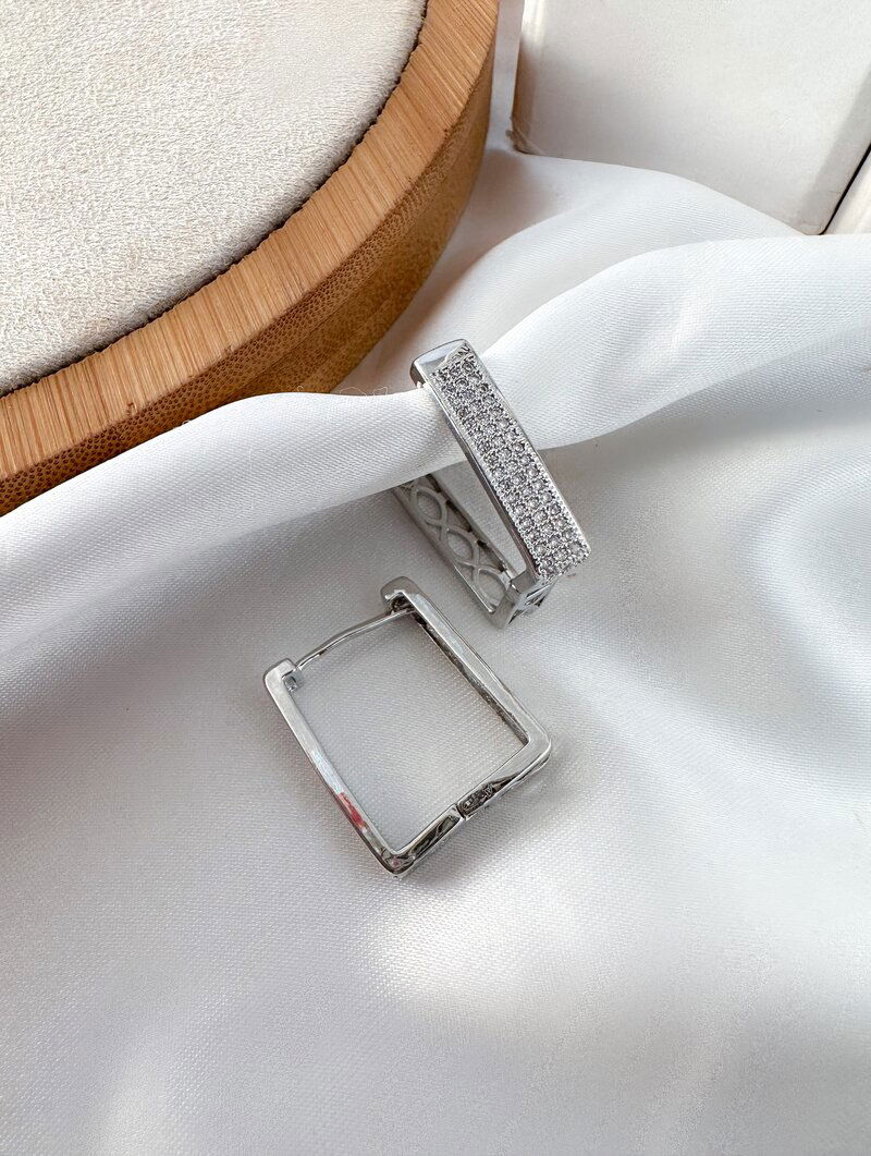 Brinco folheado a ouro 18k e prata 925 quadrado cravejado