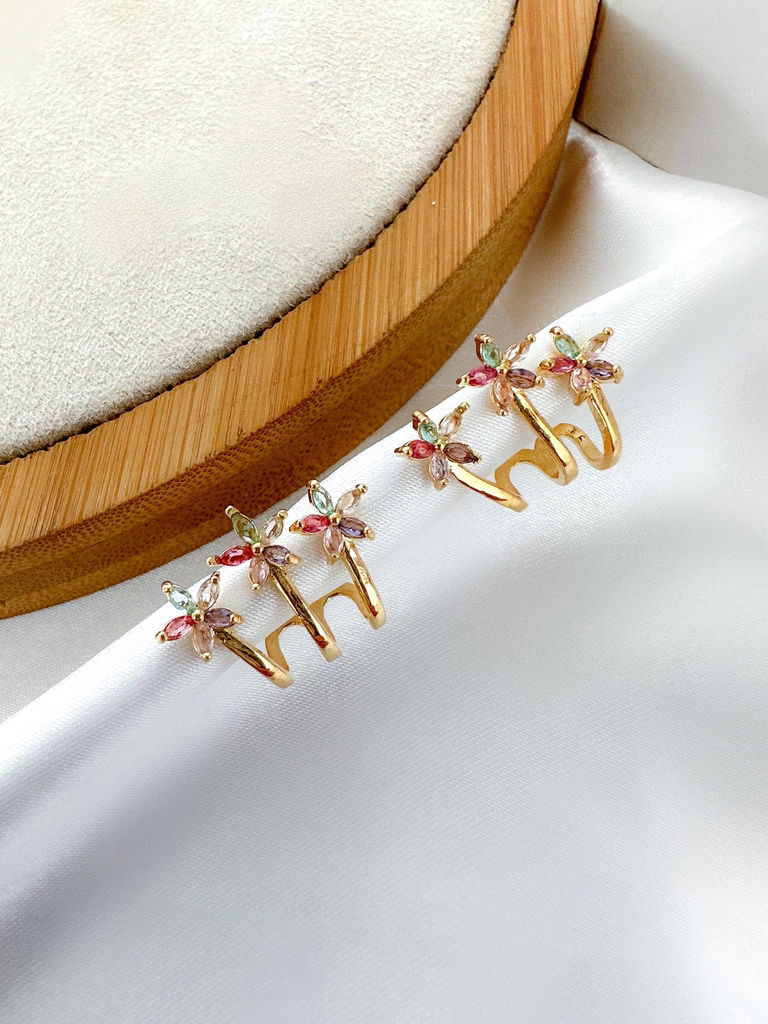 BRINCO FOLHEADO A OURO 18K E PRATA 925 TRÊS FLORES COM MICRO ZIRCÔNIA