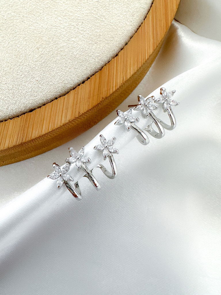 BRINCO FOLHEADO A OURO 18K E PRATA 925 TRÊS FLORES COM MICRO ZIRCÔNIA