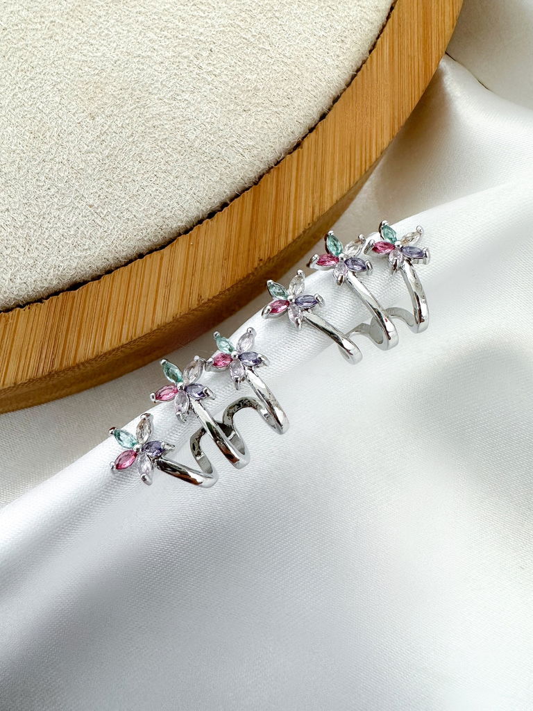 BRINCO FOLHEADO A OURO 18K E PRATA 925 TRÊS FLORES COM MICRO ZIRCÔNIA