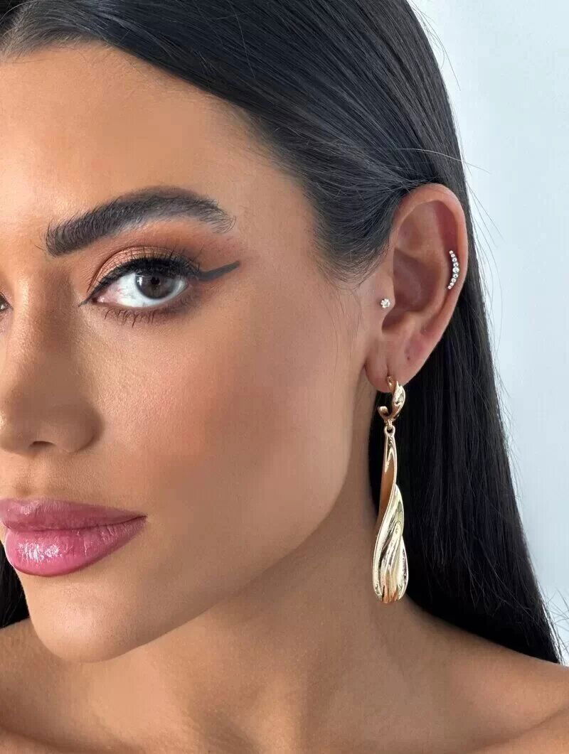 Brinco Folheado a Ouro 18k e Prata Alongado com Argola Torcido