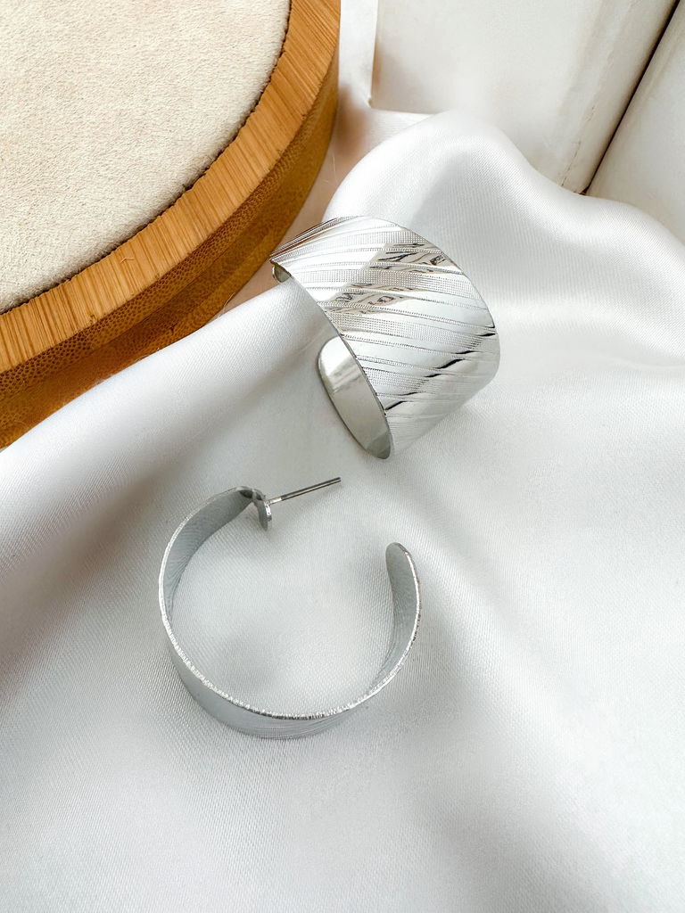 BRINCO FOLHEADO A OURO 18K E PRATA ARGOLA ABERTA COM DETALHE ESCOVADO