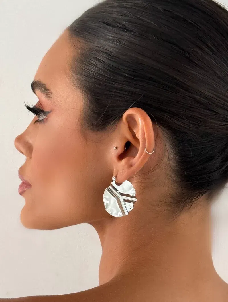 Brinco Folheado a Ouro 18k e Prata Argola Botton Martelado