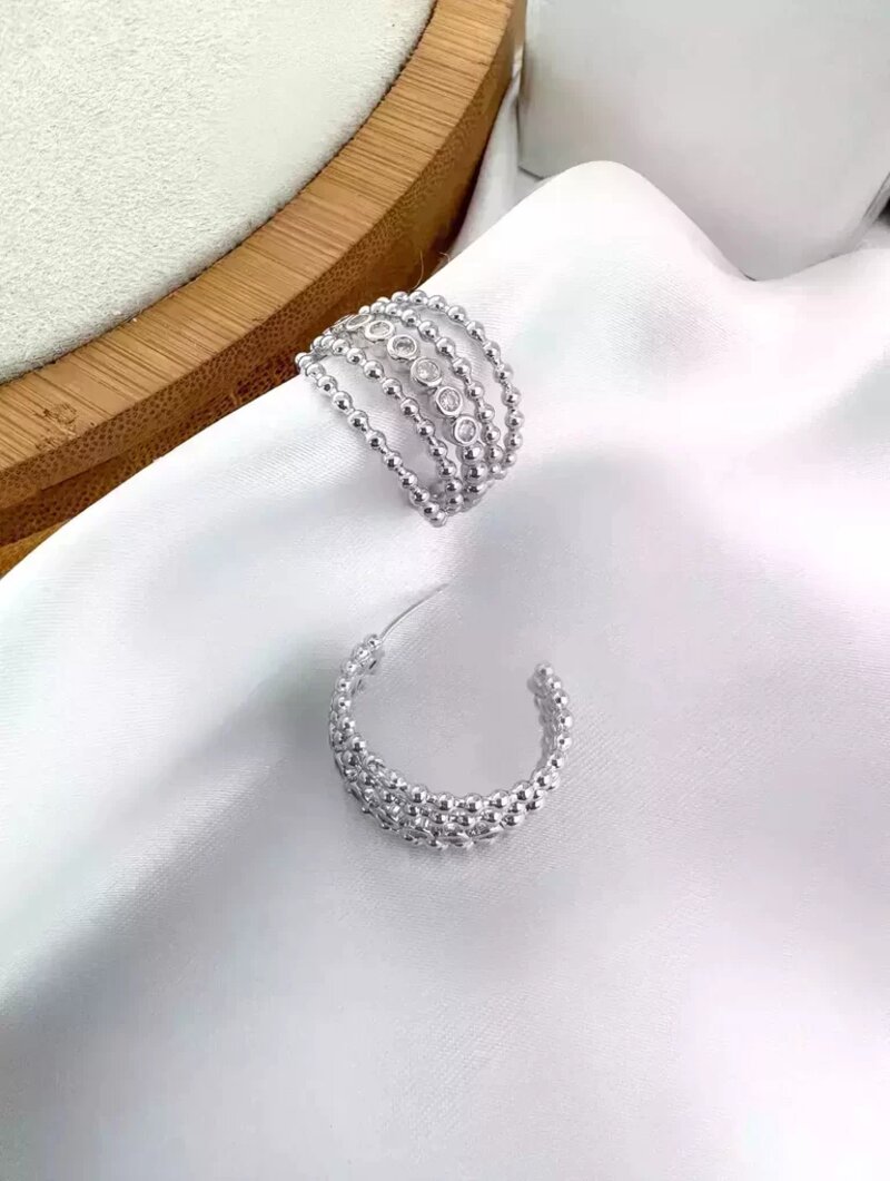 brinco folheado a ouro 18k e prata argola cinco fios com bolinhas e zircônias.