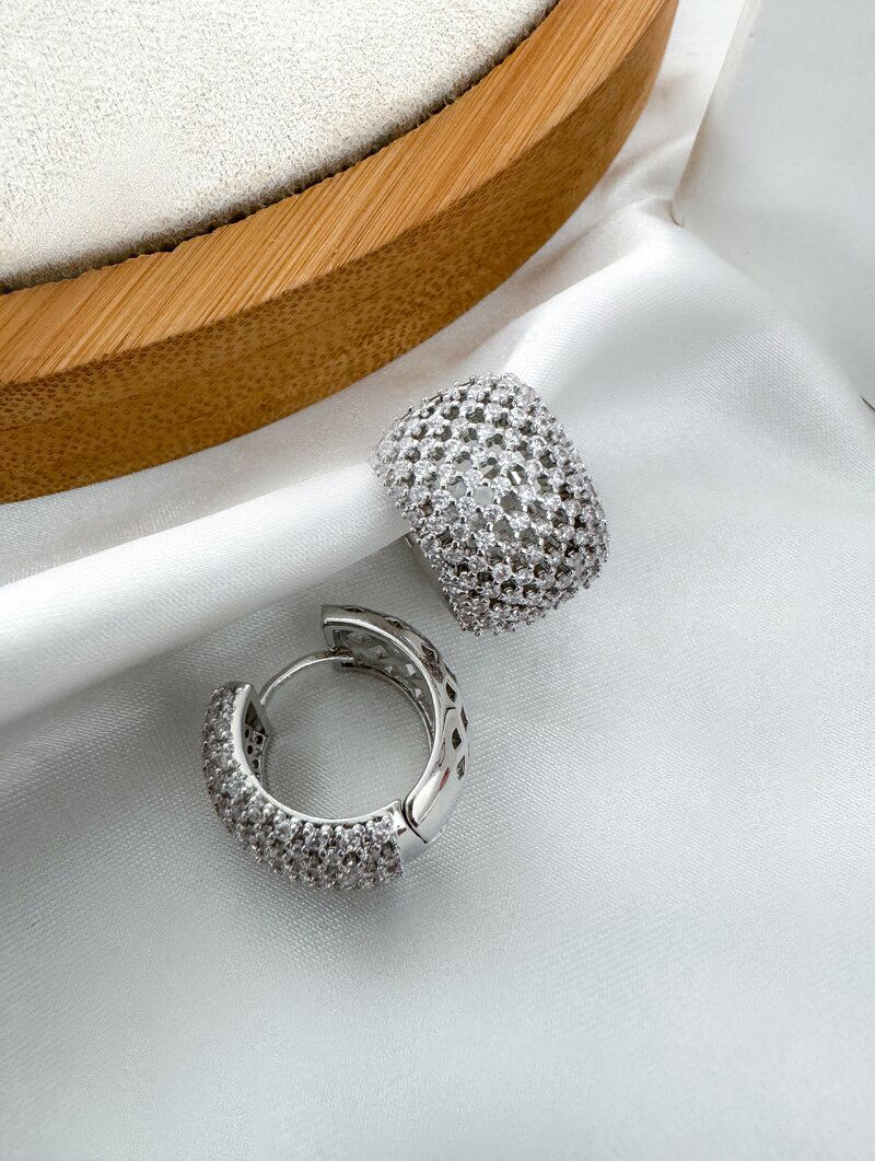 Brinco Folheado a Ouro 18k e Prata Argola Click Cravejada