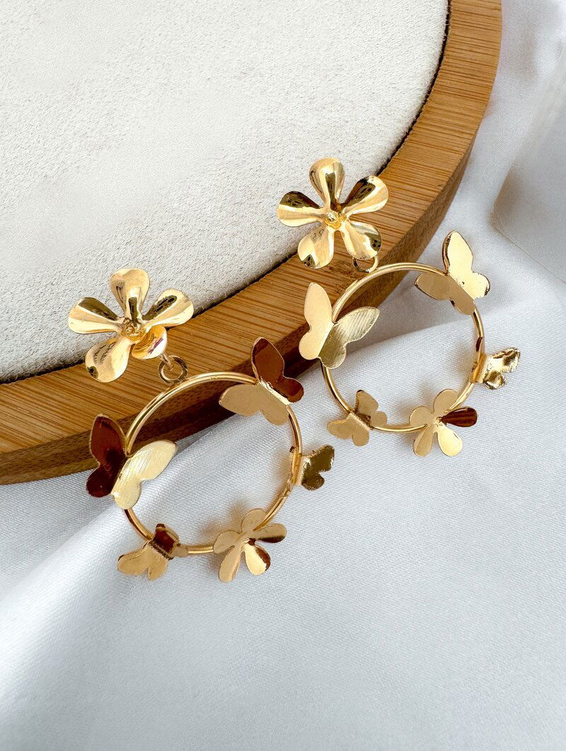 Brinco Folheado a Prata Argola com Borboletas e Ponteira Flor