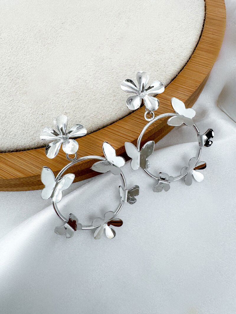 Brinco Folheado a Prata Argola com Borboletas e Ponteira Flor