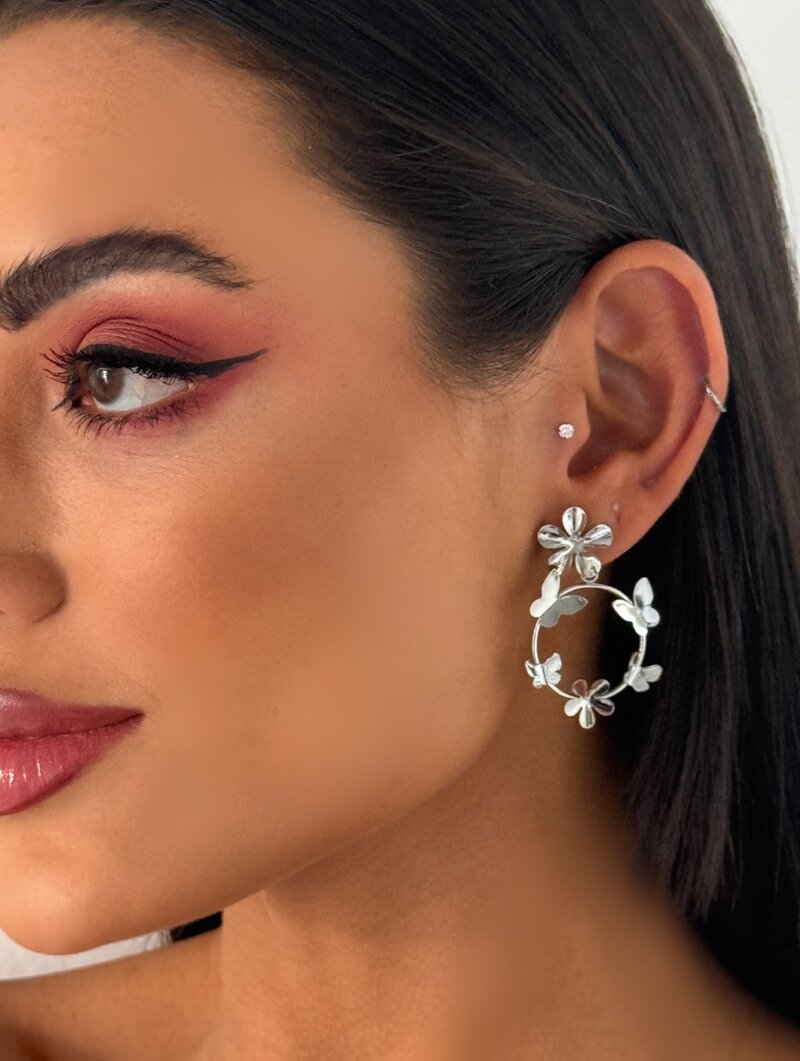 Brinco Folheado a Prata Argola com Borboletas e Ponteira Flor