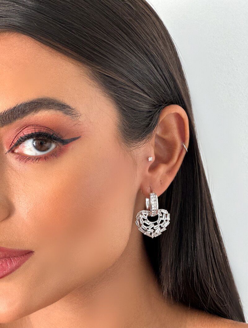 Brinco Folheado a Ouro 18k e Prata Argola com Coração de Navetes