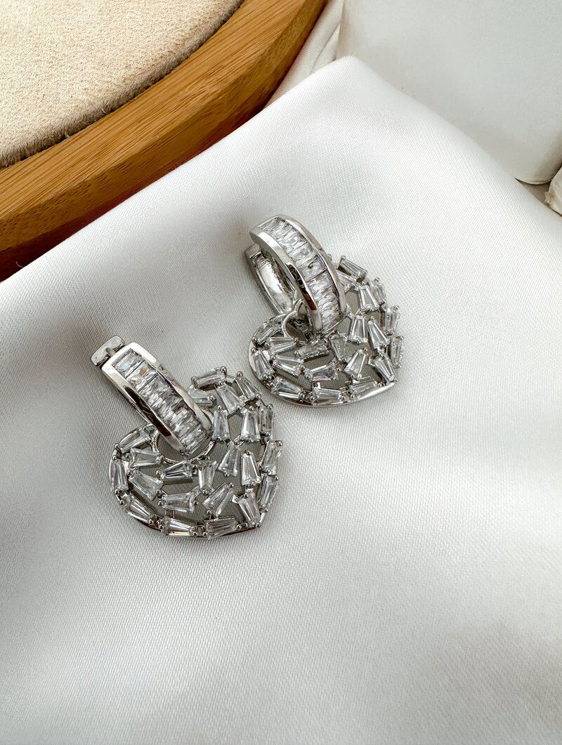 Brinco Folheado a Ouro 18k e Prata Argola com Coração de Navetes