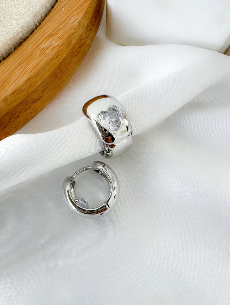 Brinco Folheado a Ouro 18k e Prata Argola com Coração de Zircônia Cristal