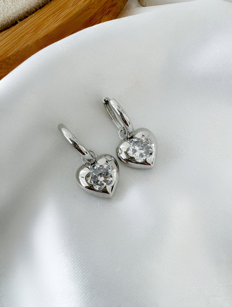 Brinco Folheado a Ouro 18k e Prata Argola com Coração e Flor de Zircônia