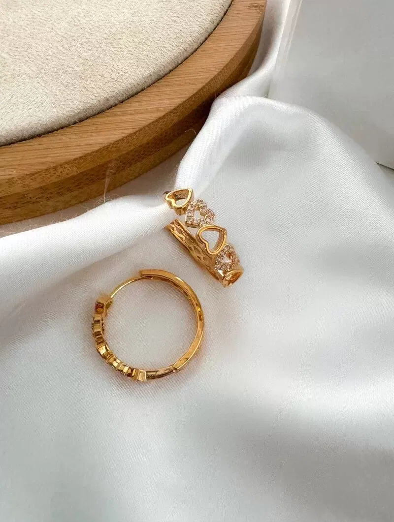 Brinco Folheado a Ouro 18k e Prata Argola com Corações Vazados e Cravjeados
