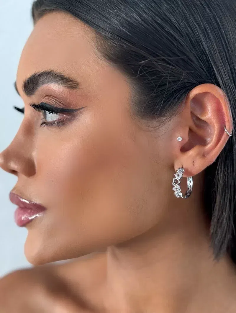Brinco Folheado a Ouro 18k e Prata Argola com Corações Vazados e Cravjeados