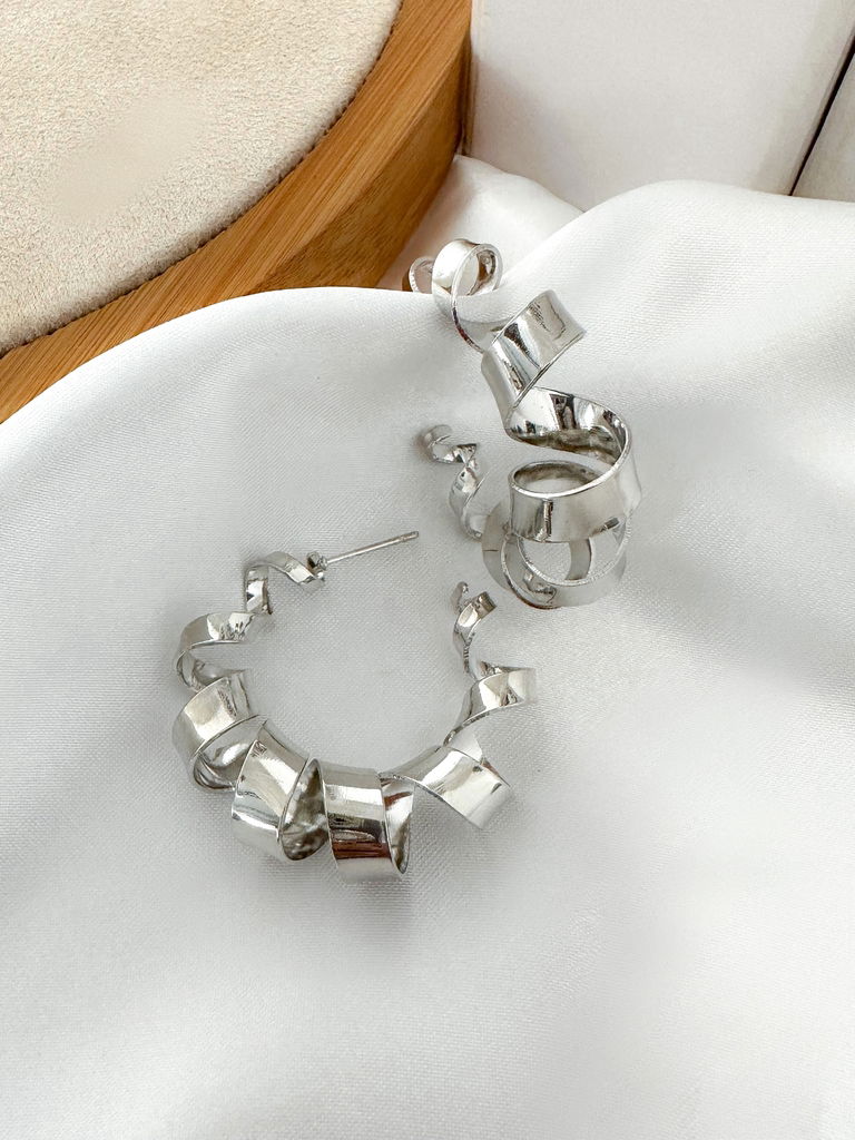 BRINCO FOLHEADO A OURO 18K E PRATA ARGOLA COM DESIGNER TORCIDO