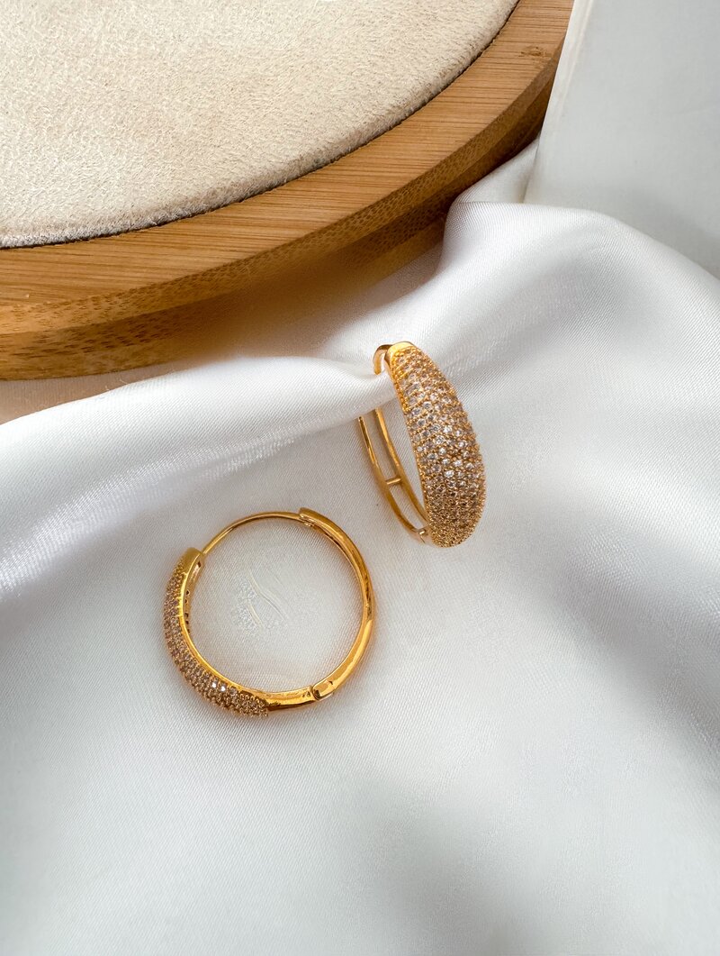 Brinco Folheado a Ouro 18k e Prata Argola com Detalhe Cravejado