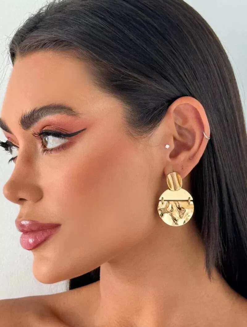 Brinco Folheado a Ouro 18k e Prata Argola com Detalhe Martelado