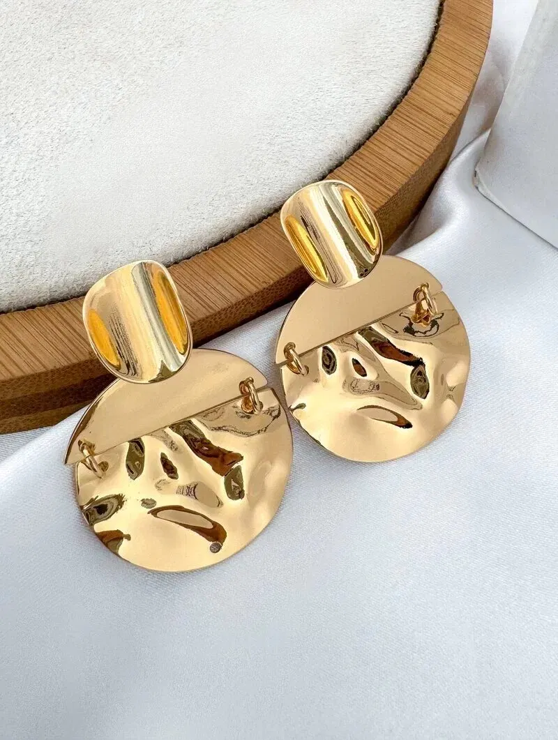 Brinco Folheado a Ouro 18k e Prata Argola com Detalhe Martelado