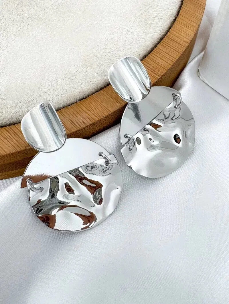 Brinco Folheado a Ouro 18k e Prata Argola com Detalhe Martelado