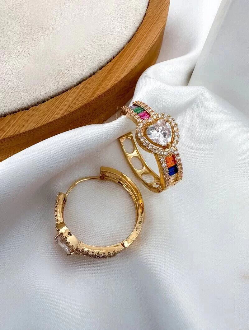 Brinco Folheado a Ouro 18k e Prata Argola com Detalhe Vazado e Coração de Zircônia