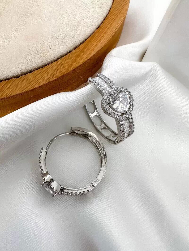 Brinco Folheado a Ouro 18k e Prata Argola com Detalhe Vazado e Coração de Zircônia