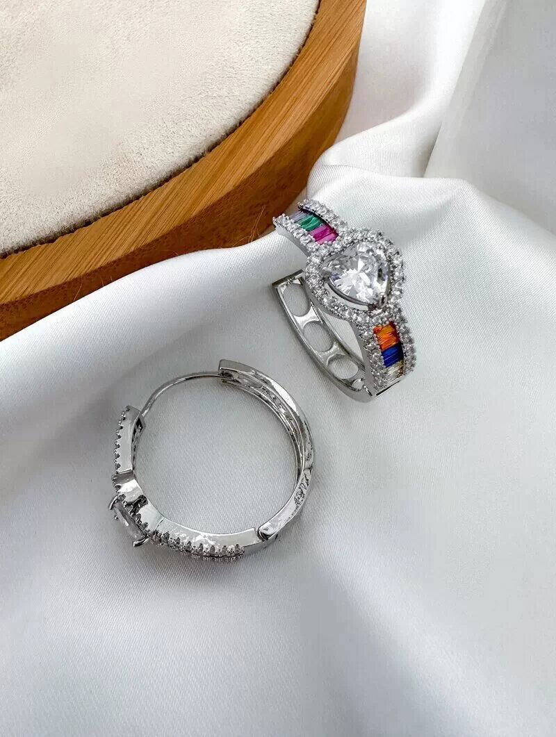 Brinco Folheado a Ouro 18k e Prata Argola com Detalhe Vazado e Coração de Zircônia