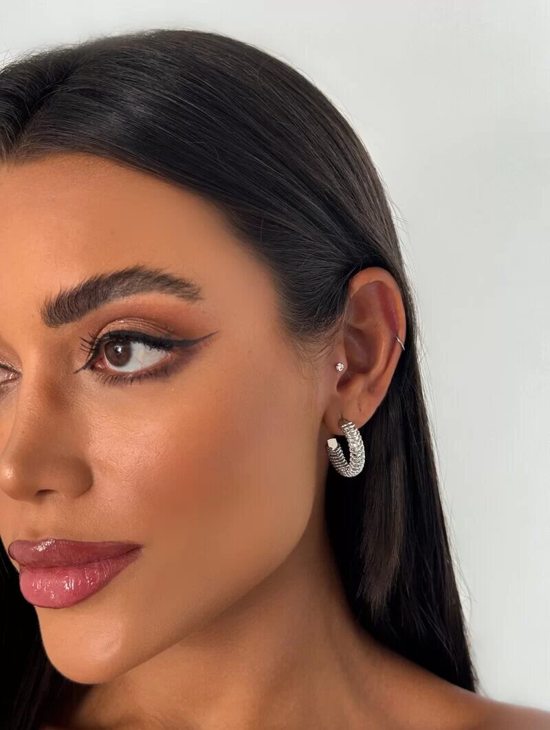 Brinco Folheado a Prata Argola com Detalhes Texturizados